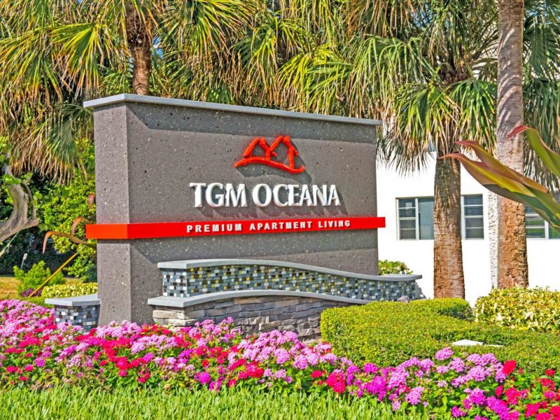 This image shows an expansive view of the TGM Oceana gateway featuring its pleasant landscape garden that was a great aura for welcoming residents and guests.
